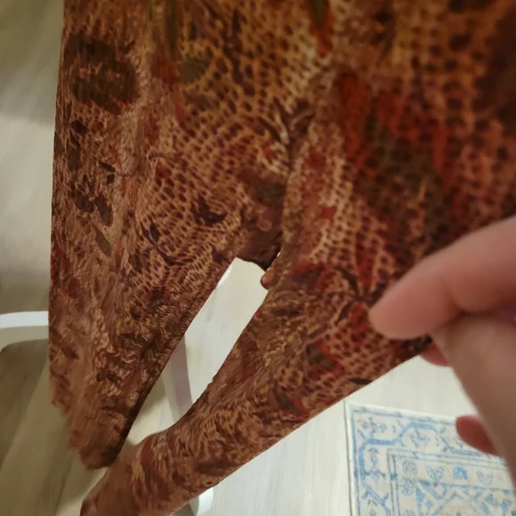 Chic Paisley Maxi Dress with Gold Accents - Picture 9 of 11